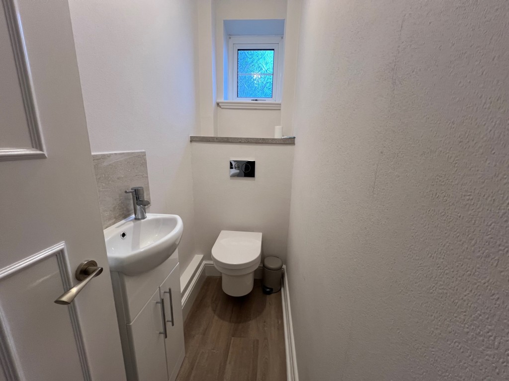 Lot: 115 - GROUND FLOOR FLAT - Separate W.C.